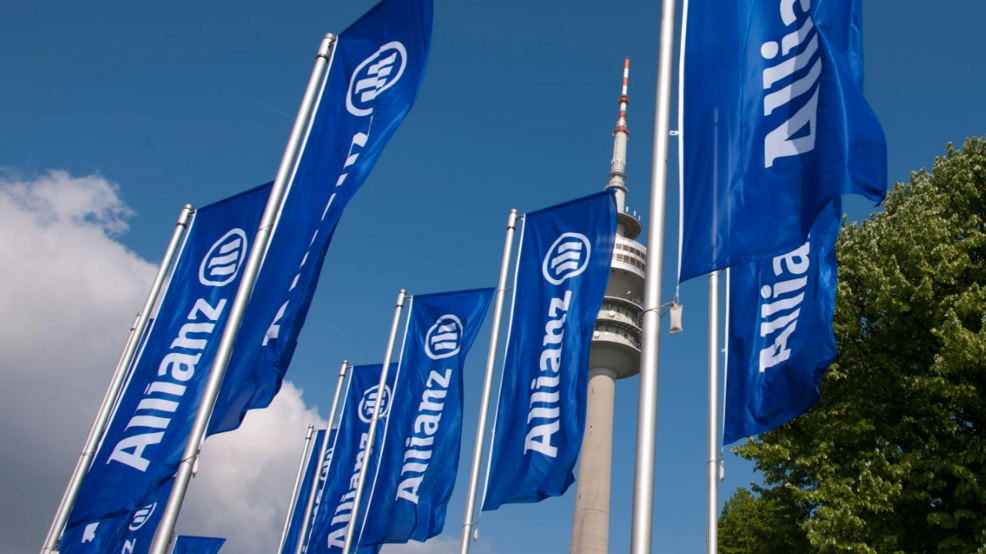 Kooperation Allianz Allianz Fahnen vor blauem Himmel
