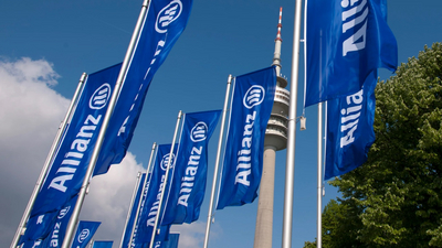 Allianz Versicherungen Bild von Allianz Flaggen vor blauem Himmel