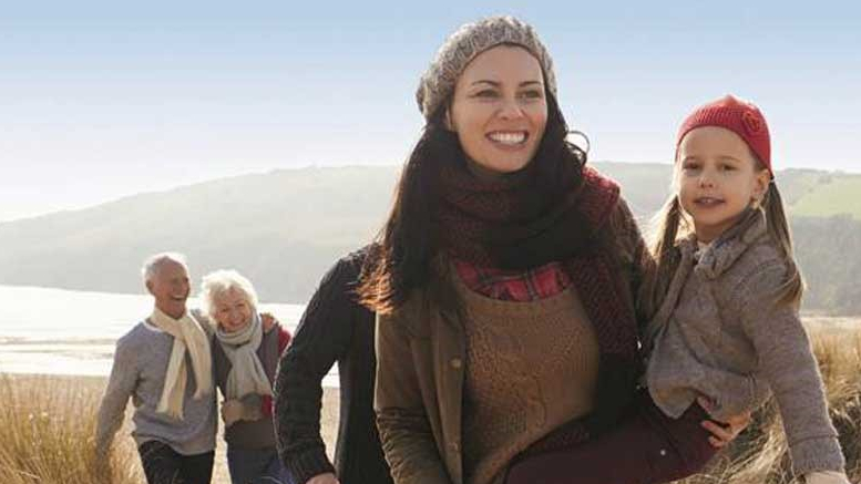 Familie beim Wandern an der Küste